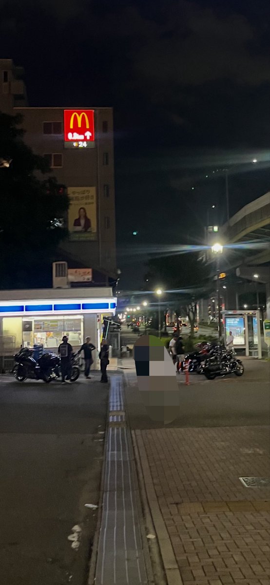 bkst2024's tweet photo. バイク乗りが嫌われる理由が詰まってる。
路上喫煙、駐車エリア外駐車、コンビニ前たむろ。

#こういうのやめて欲しい https://t.co/DUMIU0KFGd