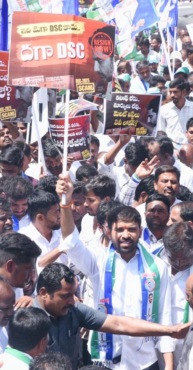 YSRCParty's tweet photo. చంద్రగిరిలో ఎగసిపడ్డ జనసునామీ.. చెవిరెడ్డి మోహిత్ రెడ్డి ఆధ్వర్యంలో  15000 మంది అడుగులతో దద్దరిల్లిన చంద్రగిరి!

@naralokesh రాజీనామాకు ఆయన సొంత నియోజకవర్గం, సొంత మండలం చంద్రగిరి నుంచే వినిపించిన నిరసన గళం. ప్రభుత్వానికి వ్యతిరేకంగా యువత, విద్యార్థులు, నిరుద్యోగుల నినాదాలతో హోరెత్తిన పట్టణం. జగనన్న పిలుపుతో.. చెవిరెడ్డి మోహిత్ రెడ్డి నాయకత్వంలో జన ప్రవాహంగా మారిన చంద్రగిరి. మేము సైతం అంటూ మోహిత్ రెడ్డి వెంట వేలాదిగా కదంతొక్కిన జనం.

డీఎస్సీ 2025లో జరిగినట్లు ఆరోపణలు ఎదుర్కొంటున్న అక్రమాలపై వేలాది గొంతుకలు ఒక్కటయ్యాయి. ఉద్యోగాల కోసం ఏళ్లుగా ఎదురుచూస్తున్న నిరుద్యోగుల ఆశలతో ప్రభుత్వం ఆటలాడుతోందని విద్యార్థులు, యువత, తల్లిదండ్రులు, వైయస్ఆర్ సీపీ శ్రేణులు మండిపడ్డాయి. డీఎస్సీ 2025 వ్యవహారంలో నిజాలు వెలుగులోకి రావాలంటే సీబీఐతో సమగ్ర విచారణ జరిపించాలని, నిరుద్యోగులకు జరిగిన అన్యాయానికి నైతిక బాధ్యత వహిస్తూ మంత్రి నారా లోకేశ్ రాజీనామా చేయాలని డిమాండ్ చేశారు. అవినీతి, అక్రమాలపై ప్రశ్నిస్తే ప్రజల గొంతుకలను అణచివేయాలని చూస్తారా? అని చెవిరెడ్డి మోహిత్ రెడ్డి ప్రశ్నించారు. ప్రజల గొంతుకలను ఎవ్వరూ ఆపలేరు అని స్పష్టం చేస్తూ, అర్హత ఉన్న ప్రతి అభ్యర్థికి న్యాయం జరిగే వరకు జగనన్న నాయకత్వంలో పోరాటం కొనసాగుతుందని తెలిపారు. నిరుద్యోగుల హక్కుల కోసం, విద్యార్థుల భవిష్యత్తు కోసం, న్యాయం కోసం వైయస్ఆర్ సీపీ పోరాటం నిరంతరం కొనసాగుతుందని చెవిరెడ్డి మోహిత్ రెడ్డి స్పష్టం చేశారు.

#NaraLokeshMustResign
#MegaDSCScam
#SadistChandraBabu