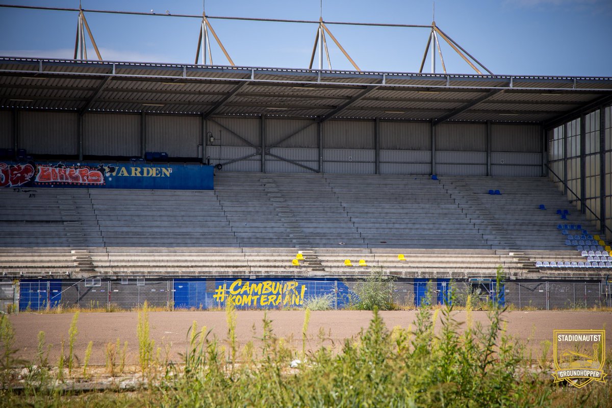 stadionautist's tweet photo. Er staat nog één tribune, de rest is verdwenen.
Sinds 2024 speelt Cambuur in het nieuwe Kooi Stadion. Op de plek van het oude stadion groeit inmiddels het onkruid tussen zand en puin.
Alleen de hoofdtribune lacht nog één keer terug.
#LostGround #Cambuur #Stadionautist #Lwd https://t.co/o7kgMrKsi5