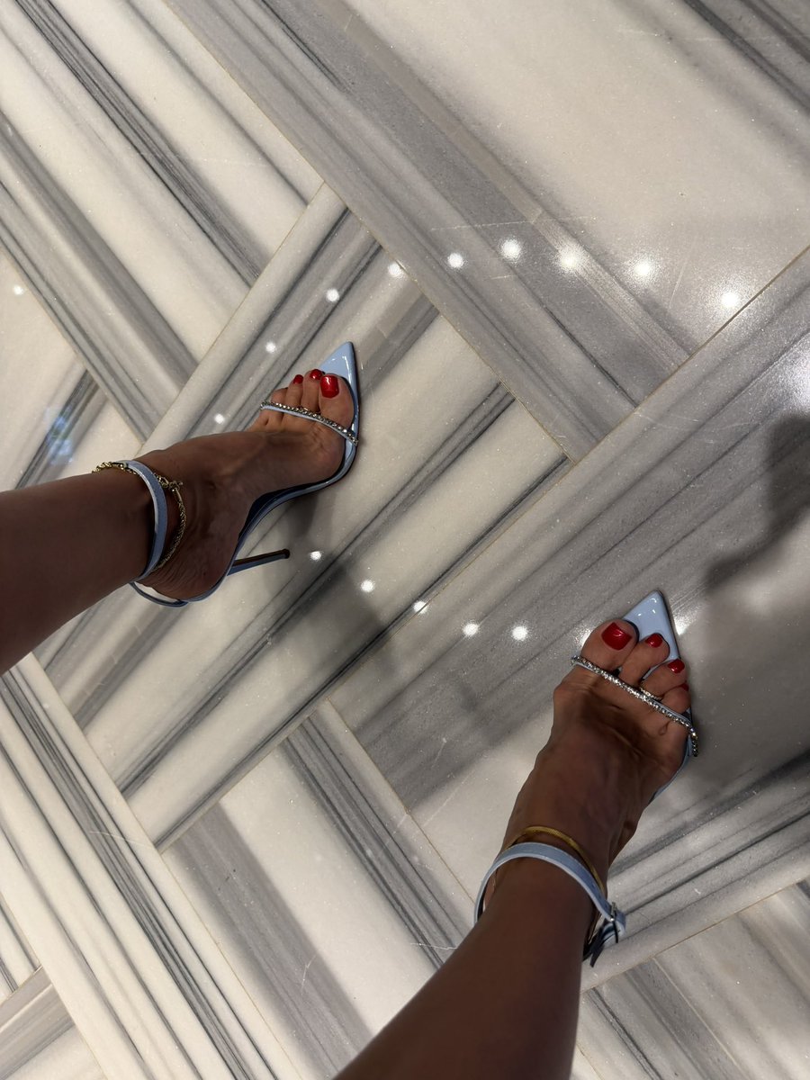 onlyannad's tweet photo. Denim jeans and heels from @Theslmofficial1 , good choice or not? https://t.co/ctDUimvqiY