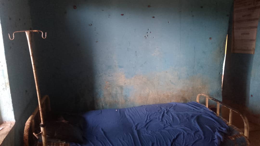 TrackaNG's tweet photo. We paid a monitoring visit to Majaga PHC in Toto LGA, in Nasarawa state, the only government health facility serving over 2,800 people.

What we found was alarming.
No water. No pharmacy. No lab. No injection room. Poor labour and consulting rooms. Inadequate beds. No wards. No staff quarters.

What you should see when you see a facility like this is: unsafe deliveries, people unable to access proper healthcare when they should, and a daily risk to lives.

This is not just neglect, it is a threat to the health of an entire community.

We implore the @NphcdaNG, and Gov Abdullahi Sule, to facilitate the immediate repairs of this facility.

#FixOurPHCs
