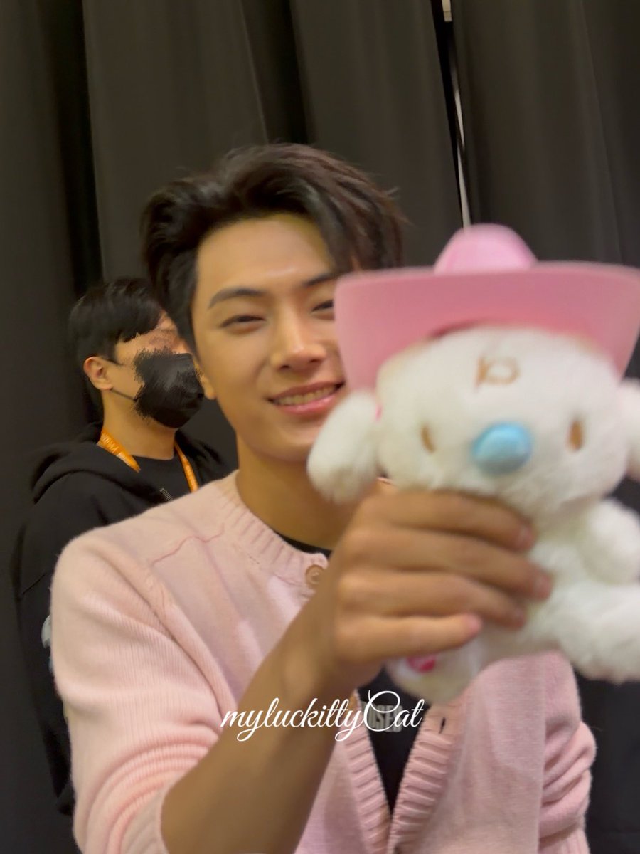 myluckittyCat's tweet photo. BLOOD SAGA in LAS VEGAS sendoff

so cute~~~🤠🤠💕💕🎀🎀

#JAY #제이
#ENHYPEN #엔하이픈
#BLOODSAGA_IN_LAS_VEGAS https://t.co/DoKWUvFheu