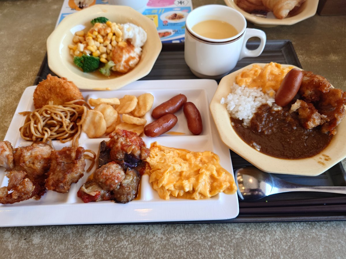 F4056314308's tweet photo. 今日の朝ご飯
ひたちなか市　ココス笹野店さん
朝食バイキング
お盆休みの方々が多いのか7時半頃の来店ながらほぼ満席🈵平日と違って唐揚げが有りました😄ス―プもコ―ンポタージュ😆何気にカレーが旨い👍焼き立てワッフルも旨い👍1日のスタートに最高の朝食でした😋 https://t.co/6ghtfHOMKZ