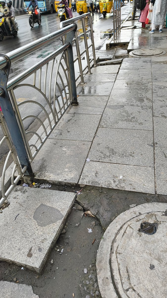yblk's tweet photo. Entire stretch on both sides near Gemini Flyover is like this. Very difficult to use the footpath, especially seniors. Greams Road near Appollo Hospital is chaotic. Huge traffic jam. They can make it one way for those entering into the road leading to Apollo hospital, suggestion https://t.co/V5VDLAyu3l
