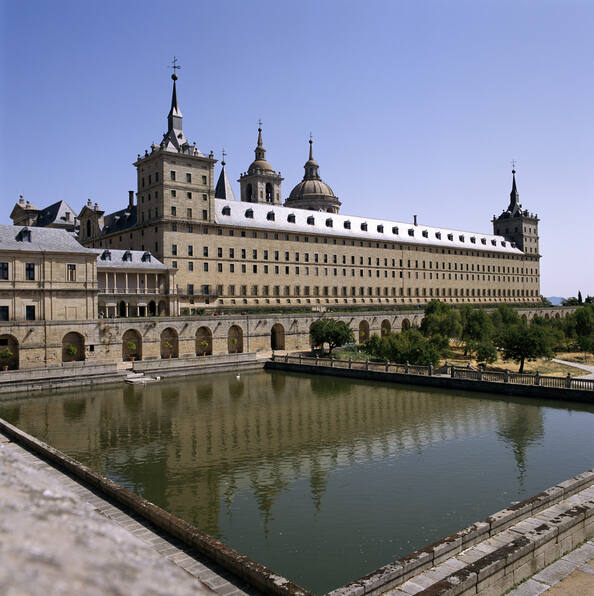 trastamara_ana's tweet photo. El 10 de agosto de 1557 tenía lugar la Batalla de San Quintín, un enfrentamiento clave en las Guerras Italianas (1551–1559) entre la Monarquía Hispánica y el reino de Francia.

Las fuerzas hispano-imperiales, comandadas por Manuel Filiberto de Saboya, y respaldadas por los Tercios, lograron una victoria decisiva que inclinó la balanza geopolítica en Europa y derivó en la Paz de Cateau-Cambrésis. 
Como conmemoración de este triunfo en la festividad de San Lorenzo, Felipe II ordenó la edificación del Real Monasterio de San Lorenzo de El Escorial. 
El Escorial fue concebido como un palacio austero que reflejaba la personalidad metódica y piadosa de Felipe II, consolidando en piedra el triunfo de las armas españolas tras San Quintín.

Diseñado inicialmente por Juan Bautista de Toledo y continuado por Juan de Herrera, el complejo adoptó una icónica planta rectangular en forma de parrilla invertida, para recordar el martirio de San Lorenzo.
Se eligió la falda de la Sierra de Guadarrama por la calidad de sus canteras de granito gris, la abundancia de agua y bosques, y su proximidad a Madrid. 
Las obras comenzaron en 1563 y se prolongaron durante 21 años, convirtiéndose en el símbolo arquitectónico supremo de la Monarquía Católica y de la Contrarreforma.

#FelipeII
#HistoriadeEspaña🇪🇸
#SanQuintín