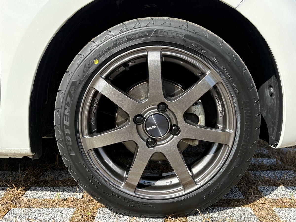 kou_none's tweet photo. ホイール交換しました🛞

ホイールはENKEI  
PerformanceLine PF07 

タイヤはブリヂストン POTENZA Adrenalin RE005
165/55R15

良き✨ https://t.co/Lv1z8Au7ZP