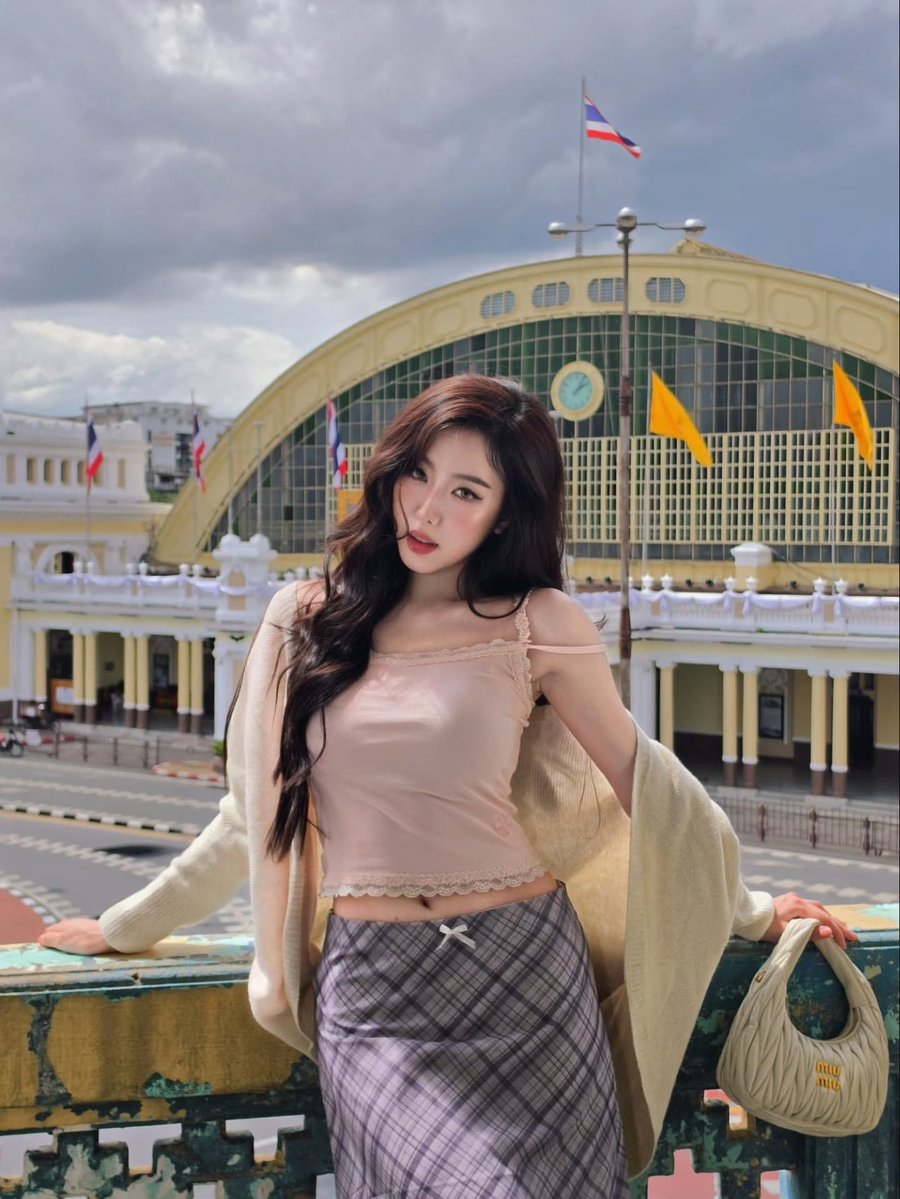 beyondpep's tweet photo. ลุคนี้ไวบ์นี้อ๊ะอายโคตรจะสวย สวยเหมือนผู้ดีเก่าสมัยก่อนเลย ลูกคุณหนูหลานคุณนายของแท้ สวยมาก ชีสวยทุกลุคที่แต่งเลยอะ ㅜㅜㅜㅜ https://t.co/Qs8DLmYmWc