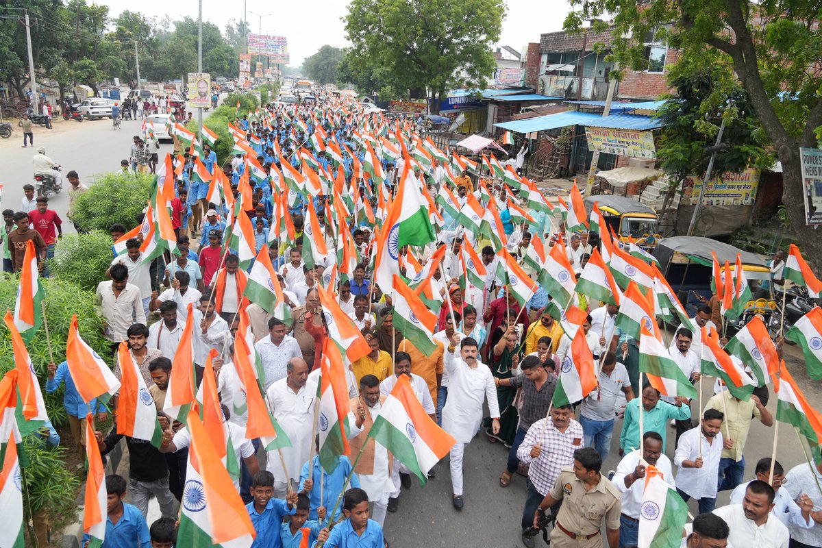 shalabhmani's tweet photo. 🇮🇳 तिरंगे की शान में उमड़ा जनसैलाब, देशभक्ति से सराबोर हुआ गौरीबाजार! 🇮🇳

स्वतंत्रता दिवस के पावन अवसर पर आज देवगांव इंटर कॉलेज से गौरीबाजार बस स्टेशन तक आयोजित भव्य तिरंगा यात्रा में हजारों राष्ट्रप्रेमी साथियों के साथ सहभागिता कर गौरवान्वित महसूस किया।

हाथों में तिरंगा, हृदय में राष्ट्रभक्ति और जुबां पर भारत माता की जय के उद्घोष के साथ पूरा गौरीबाजार देशप्रेम के रंग में रंग उठा। 🇮🇳

यह यात्रा केवल तिरंगा यात्रा नहीं, बल्कि राष्ट्र की एकता, अखंडता और गौरव के प्रति हमारी सामूहिक प्रतिबद्धता का जीवंत संदेश है।

इस ऐतिहासिक यात्रा को सफल बनाने के लिए गौरीबाजार के सभी युवा साथियों, मातृशक्ति, वरिष्ठजनों एवं सम्मानित नागरिकों का हृदय से आभार एवं अभिनंदन। 🙏

तिरंगा हमारा गौरव है, तिरंगा हमारी पहचान है।
आइए, सदैव राष्ट्रहित को सर्वोपरि रखते हुए नए भारत के निर्माण में अपना योगदान दें।

🇮🇳 भारत माता की जय!
🇮🇳 वंदे मातरम्!
🇮🇳 जय हिंद!

#HarGharTirangaYatra 
@narendramodi 
@myogiadityanath