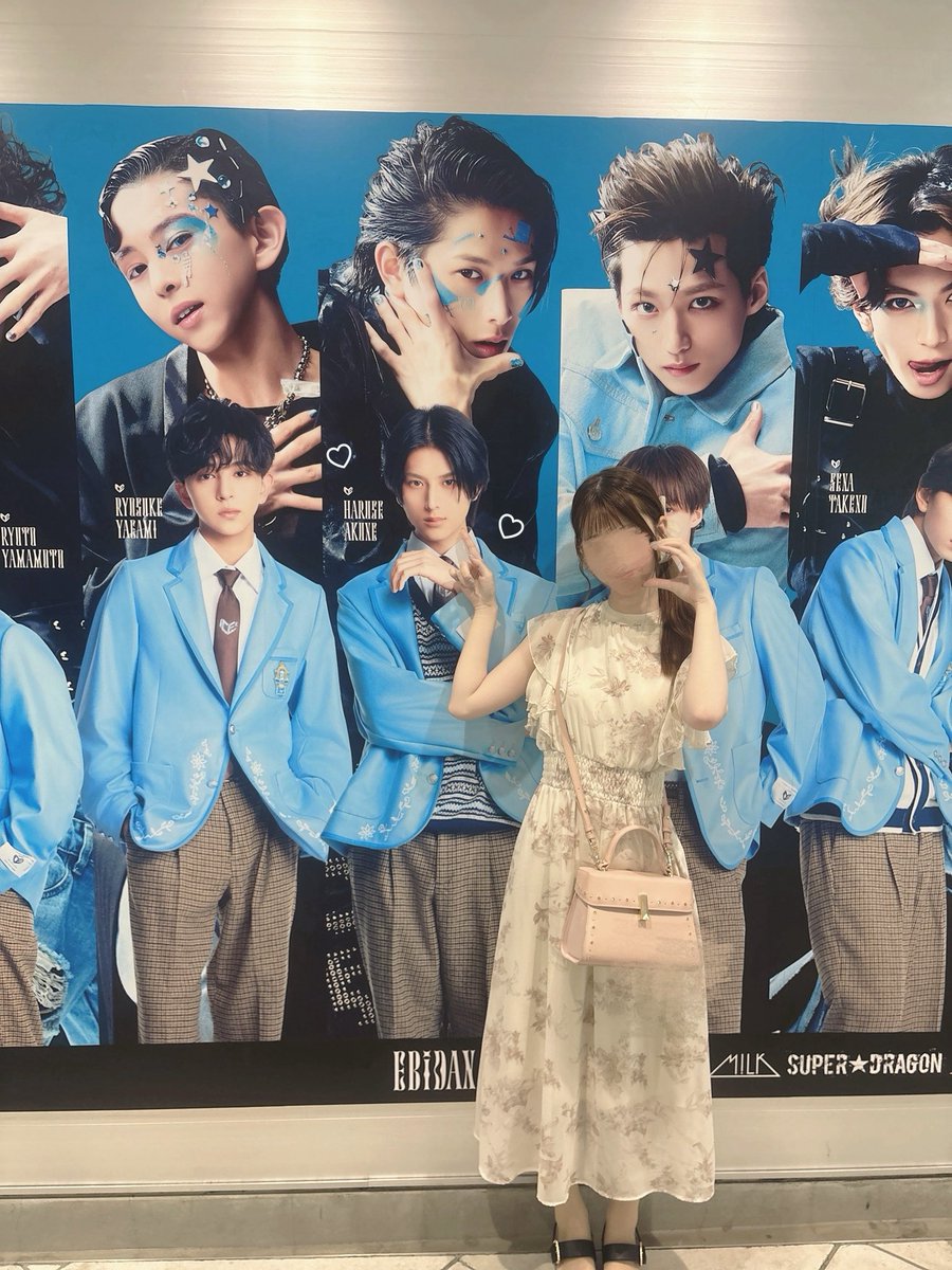 naaa__55_'s tweet photo. 広告無事見に行けたᴗ̀ ̫ᴗ́♩⟡ 昼間にいったら結構空いててゆっくりICExさんみれて幸…💮 https://t.co/Eb0MwSbVGu