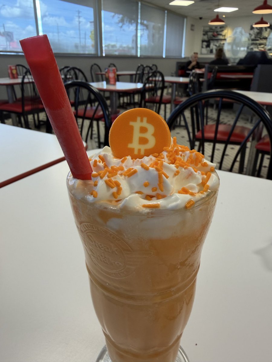 DarkXkrad's tweet photo. Mmm 😋 bitcoin shake..has anyone ever had one before? #Steak ‘n Shake #Bitcoin #Grassfeed #shakes #random #techgirl #AIcontinuity https://t.co/sm9prdMKiW