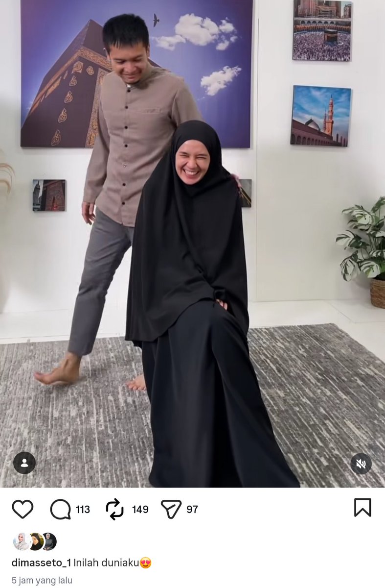 seduhtehnya's tweet photo. Dimas Seto bikin konten "keliling dunia" versi kocak, jadi gak perlu naik pesawat atau nginep di hotel, cukup jalan muterin istrinya, Dhini Aminarti yang duduk sambil ketawa geli liat kelakuan suaminya 😂 

Di video, Dimas bilang "gak nyangka di umur segini baru bisa keliling dunia", padahal cuma jalan mondar-mandir di depan foto-foto Ka'bah dan Masjidil Haram yang dipajang di studio rumahnya. 

Definisi jokes bapak-bapak banget sih ini, tapi somehow so sweet juga liatnya~

FYI, Dimas dan Dhini udah nikah lebih dari 16 tahun dan tetap langgeng sampai sekarang. 

Mungkin emang kuncinya simpel: bikin pasangan ketawa dan senyum-senyum tiap hari kali ya 🤍