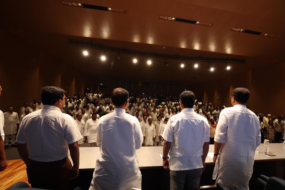 DivyaMaderna's tweet photo. आज इंदिरा भवन में कांग्रेस अध्यक्ष श्री @kharge जी, नेता विपक्ष श्री @RahulGandhi जी एवं कांग्रेस महासचिव (संगठन) श्री @kcvenugopalmp जी के साथ ‘संगठन सृजन अभियान’ के तहत AICC Observers की महत्वपूर्ण बैठक संपन्न हुई।

बैठक में संगठन को और अधिक मजबूत बनाने, जमीनी स्तर पर कांग्रेस को सशक्त करने एवं आगामी कार्यक्रमों की रूपरेखा को लेकर विस्तृत चर्चा हुई।

📍 इंदिरा भवन, दिल्ली