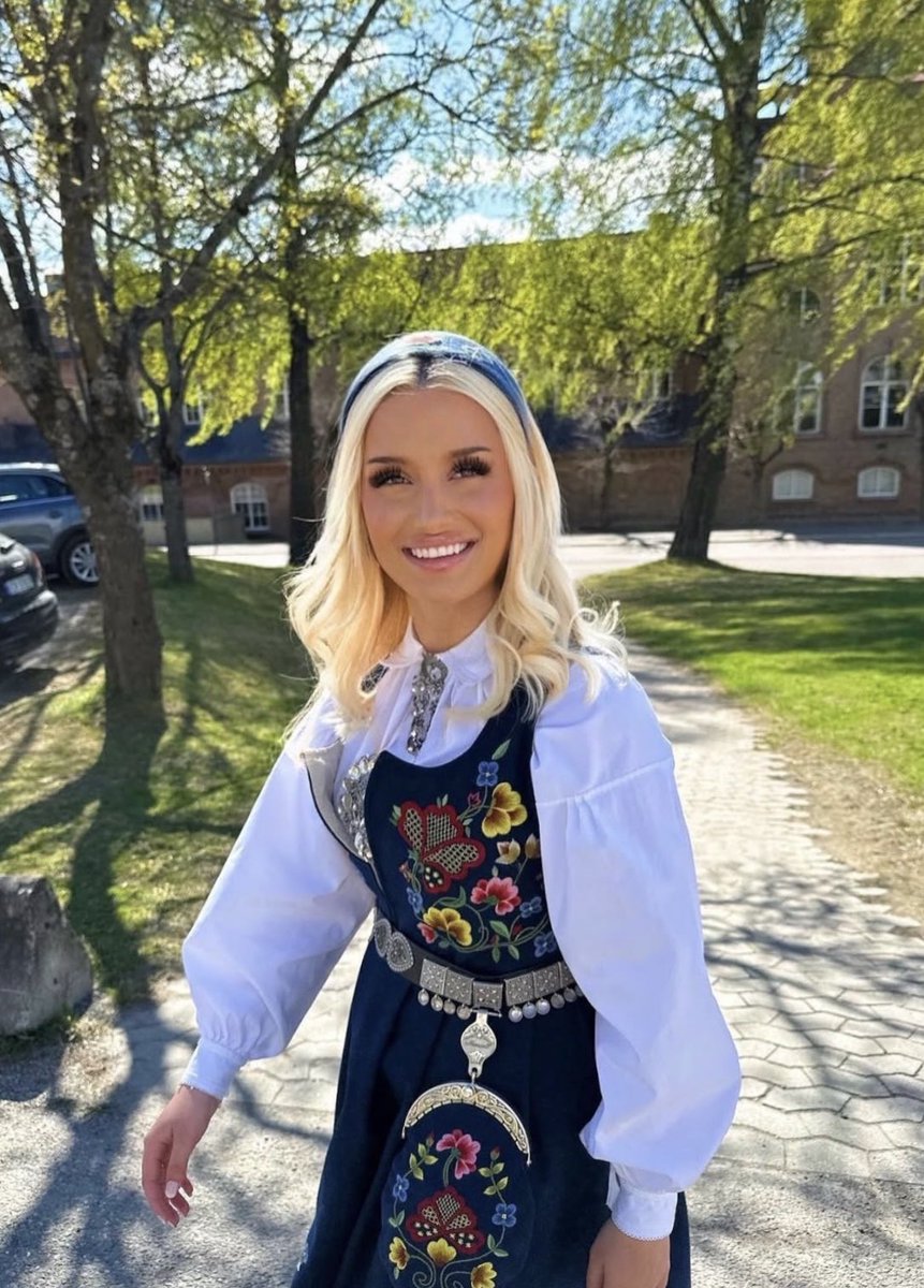 lunde_aurora's tweet photo. Jeg elsker å være norsk! Tradisjonene våre, kulturen vår og alt det fine vi har arvet gjennom generasjoner. Det er en arv vi skal være stolte av, ta vare på og verne om, slik at også kommende generasjoner nordmenn får kjenne den samme tilhørigheten til Norge 🇳🇴❤️ https://t.co/SUWX22315y
