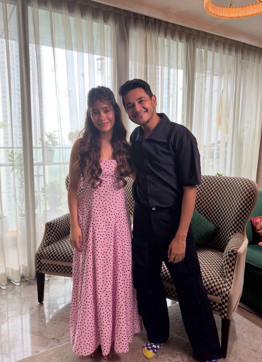 PrateekshaShwe3's tweet photo. Shivi bahot pyari lag rahi ho .❤️
Bahot Patli ho gayi ho. Thoda apna khyal rakha karo babyy.🥺
Only focus on yourself.
Your Shivangian family loves you so much.
Take your time. But hamari wo wali mastikhor Shivi hame wapas de dena. Okay.🥺
#ShivangiJoshi https://t.co/aJbgRXrqH2