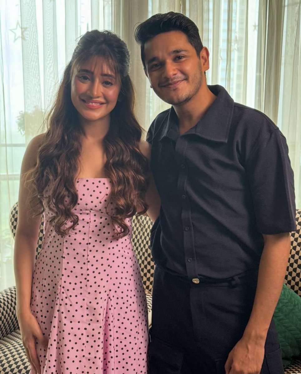 PrateekshaShwe3's tweet photo. Shivi bahot pyari lag rahi ho .❤️
Bahot Patli ho gayi ho. Thoda apna khyal rakha karo babyy.🥺
Only focus on yourself.
Your Shivangian family loves you so much.
Take your time. But hamari wo wali mastikhor Shivi hame wapas de dena. Okay.🥺
#ShivangiJoshi https://t.co/aJbgRXrqH2