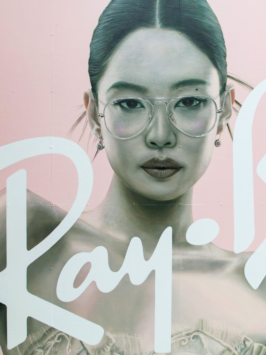 JennieDCGallery's tweet photo. 260811 #JENNIE takes over Williamsburg, NYC!

Her iconic Ray-Ban campaign has been brought to life as a massive mural in New York City. https://t.co/vdNbKhKvNQ