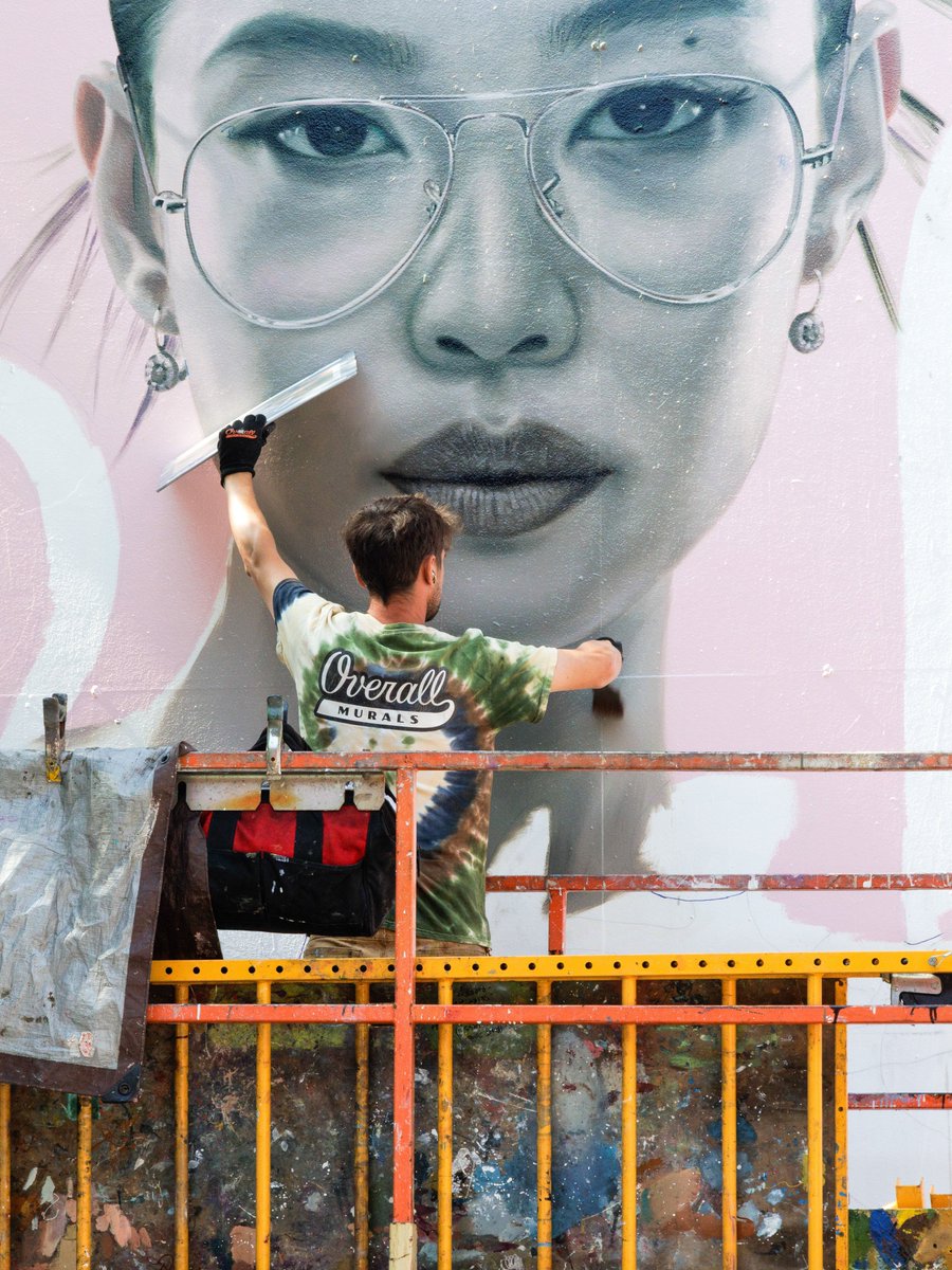 JennieDCGallery's tweet photo. 260811 #JENNIE takes over Williamsburg, NYC!

Her iconic Ray-Ban campaign has been brought to life as a massive mural in New York City. https://t.co/vdNbKhKvNQ