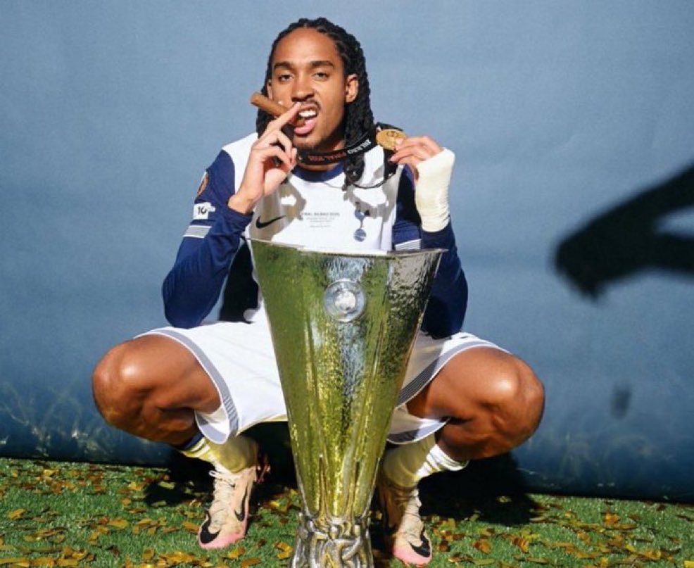 SpaceInter_it's tweet photo. L’Inter rimane interessata a Djed Spence come terzino destro.
Dipende dalle condizioni dell’affare, poiché attualmente è troppo costoso, ma l’Inter rimane attenta se il Tottenham aprirà le porte nelle prossime settimane.
Fonte: @FabrizioRomano
#SpaceInter | #InterFC https://t.co/bxyH6wHV6B