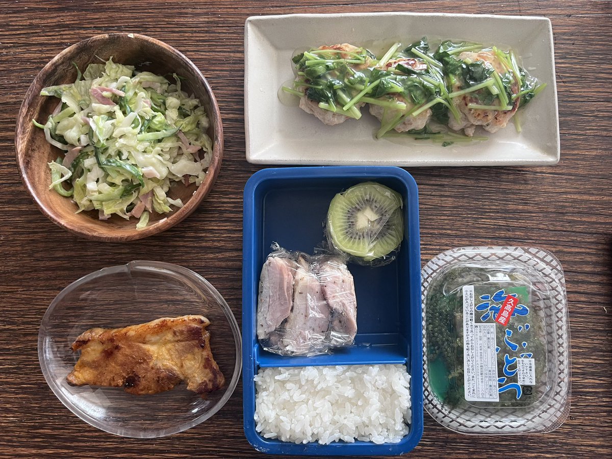 zzspr's tweet photo. 20260724(金) ダンナの弁当：鶏つみれのみつばあんかけ、蒸し鶏、豚ロース味噌漬け焼き、海ぶどう、コールスローサラダ、キウイ

ちょっといろいろ8月の予定が変更になったので、割と頭を抱えてる。 https://t.co/UF0rYubpXU