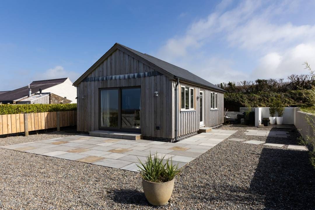 IndepenCottages's tweet photo. Leet Bach is a contemporary #holiday cottage sleeping up to 4 adults in the coastal village of Little Haven, within #Pembrokeshire Coast's national park. A calm, contemporary retreat ideal for couples, friends and family. See more: https://t.co/qCkdXWcaEA https://t.co/V5hEKCX31Z