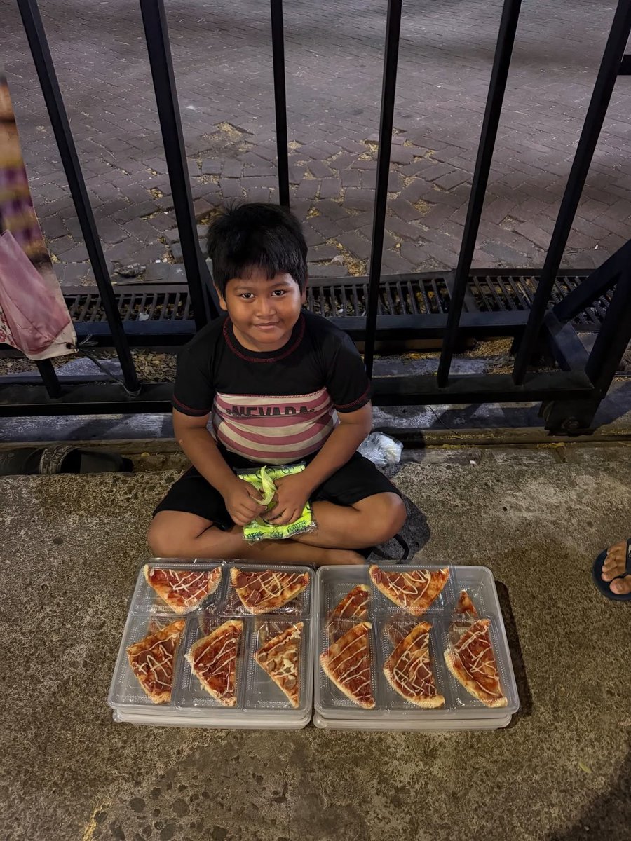 nathanaelcniz's tweet photo. Halo warga twitter🙌🏻 
Mau ikutan share, tolong bantu larisin ya. Terutama warga Puri Jakbar dan sekitarnya, di tengah kesulitan ekonomi ini mari kita saling bantu 🙏🏻🥺 Kalau kalian liat adik ini tolong bantu larisin dagangannya ya, adik ini jual roti pizza, dan masih lumayan banyak, jadi aku dan temenku inisiatif beli dagangan adik ini dan dia seneng banget.￼

cc : shellarossaa