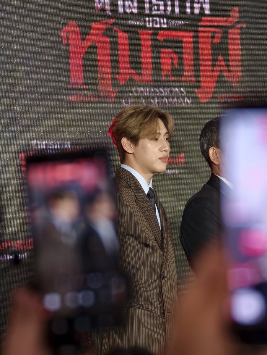 iGot7_JM_001's tweet photo. โทรศัพท์กี่เครื่องก็บดบังความหล่อเธอไม่ได้หรอก 😽🤟
#BamBam_ConfessionsOfaShaman
#คำสารภาพของหมอผีGalaPremiere
#BamBam @BamBam1A https://t.co/FlyVUIgi18