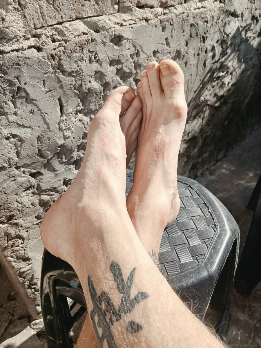 Mysteryrap's tweet photo. Sunday vibes 👣☀️
DM for pics &amp; vids. Serious only 🔞
No promo / No spam
#MaleFeet #MenFeet #FeetPics #FeetWorship #Barefoot #MaleModel #ContentCreator #OnlyMen https://t.co/FjZuCsJ7AT