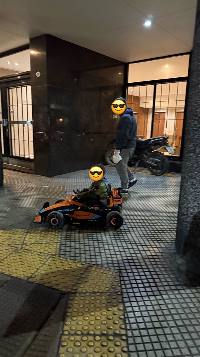 LionMartiniph's tweet photo. Ambos GENIOS, tanto mini norris como el padre.
- “El sueño de todos” le decimos con mis amigos
- “El mio también” responde el tipazo. https://t.co/2kaUI3xyfb