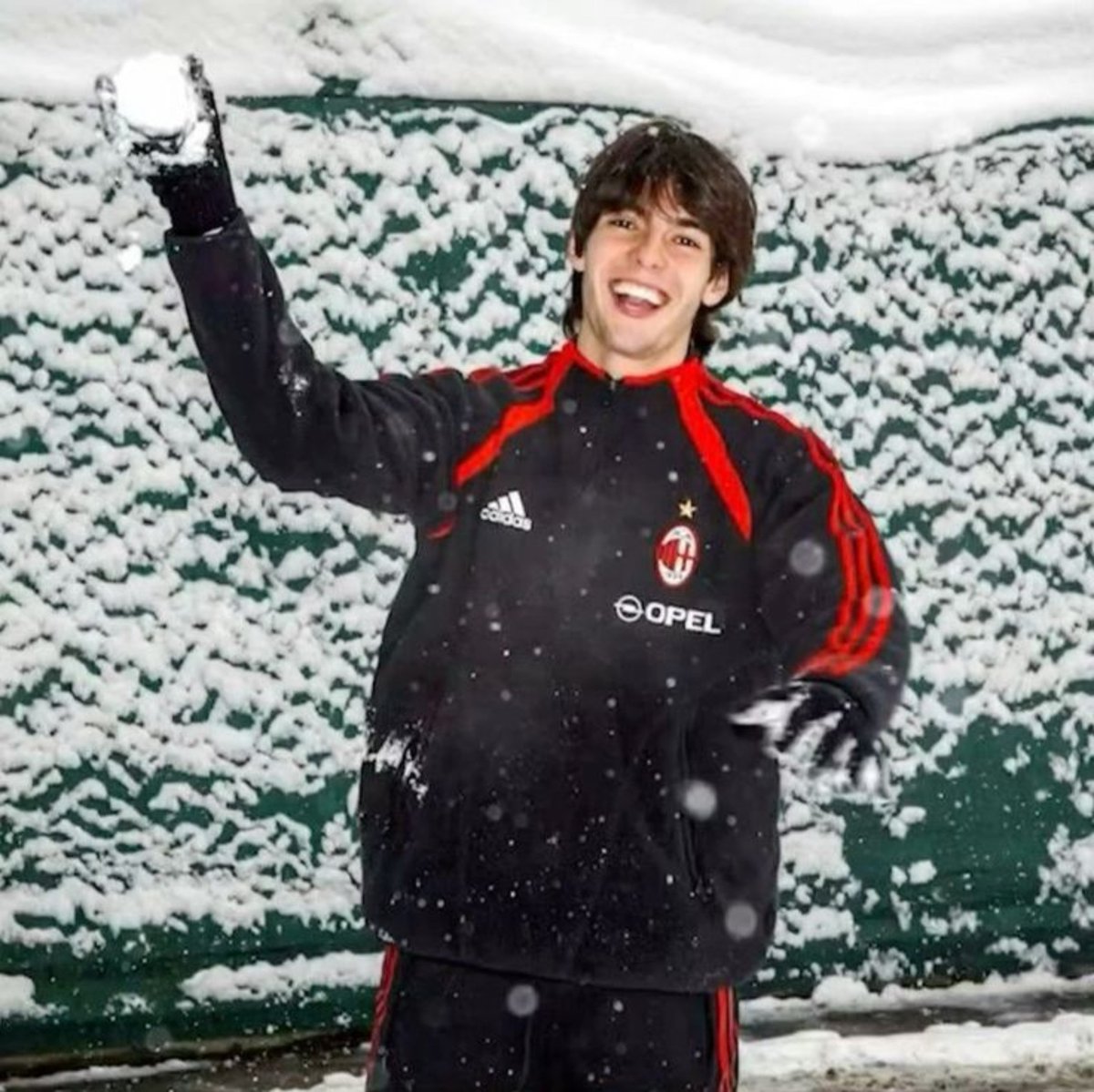 ttoshimayo's tweet photo. only photo i have of kaká playing in the snow but. https://t.co/6Xvd6jBGCu