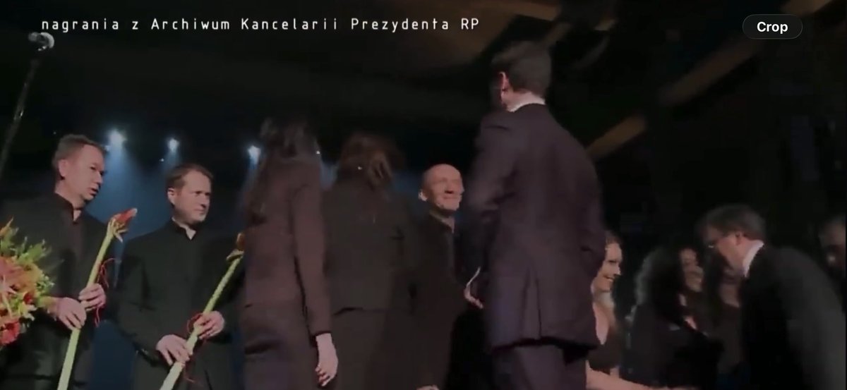 michalrachon's tweet photo. 🚨Widzę, że @donaldtusk wraca do sposobów atakowania Prezydenta RP @NawrockiKn, które ćwiczył już ze śp. Lechem Kaczyńskim. Ucieka się również do tych samych zgranych i skompromitowanych ludzi. 

👉Artur Barciś, który dzisiaj wziął udział w hucpie Tuska już wcześniej brał udział w haniebnych przedsięwzięciach tego typu. Ściskał zakrwawioną rękę bandyty 🇷🇺Miedwiediewa i śpiewał mu piosenki po 10 kwietnia 2010 roku razem z Maleńczukiem i innymi menelami. Wtedy ta kompromitująca klaka miał zagłuszyć skutki #reset i tragiczną śmierć Prezydenta RP nad Smoleńskiem z winy reseciarzy. A do czego ma prowadzić dzisiaj? 

🎥W załączeniu zdjęcia z tego koncertu, które ujawniliśmy z @Cenckiewicz w serialu #Reset z uściskiem dłoni Miedwiediew/Barciś. 

🔥Oraz klarowną oceną tych zachowań autorstwa @jedrzejkodymow3, ktory nazwał te zachowanie wprost: hańbą.