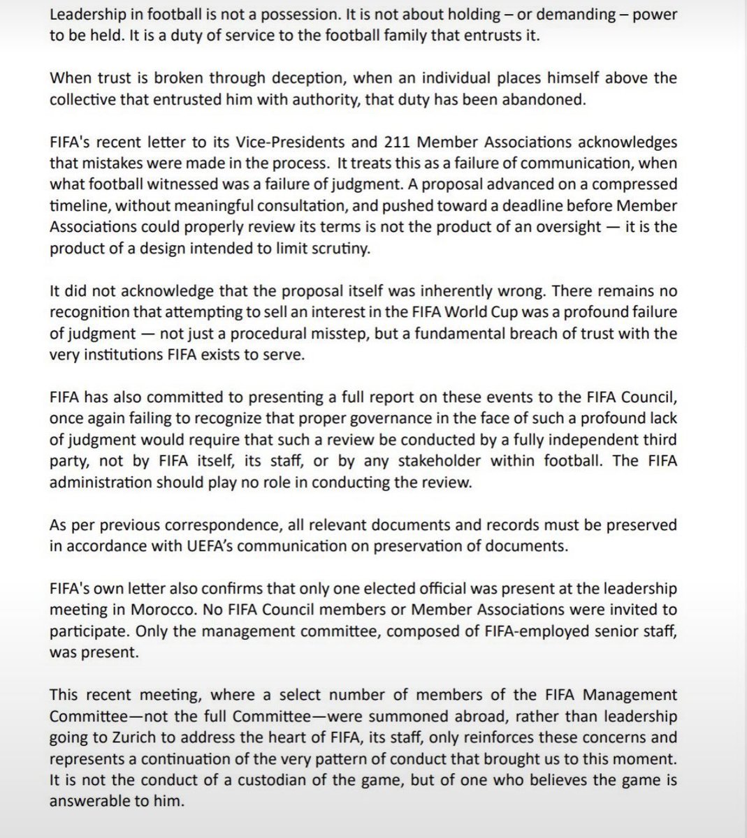 panditfootball's tweet photo. UEFA, CONCACAF, dan AFC membuat surat terbuka bersama yang secara resmi melayangkan mosi tidak percaya kepada Presiden FIFA, Gianni Infantino. Langkah tegas ini diambil akibat tuduhan manipulasi dan kebohongan terkait rencana rahasia penjualan 21% saham komersial Piala Dunia kepada pihak swasta.

Isinya menuntut Infantino untuk segera mengundurkan diri dan tidak mencalonkan diri kembali pada pemilihan bulan Maret mendatang. Selain itu, ketiga konfederasi juga mengancam akan membuat kompetisi tandingan secara independen demi melindungi hak bertanding para pemain dari krisis internal FIFA.