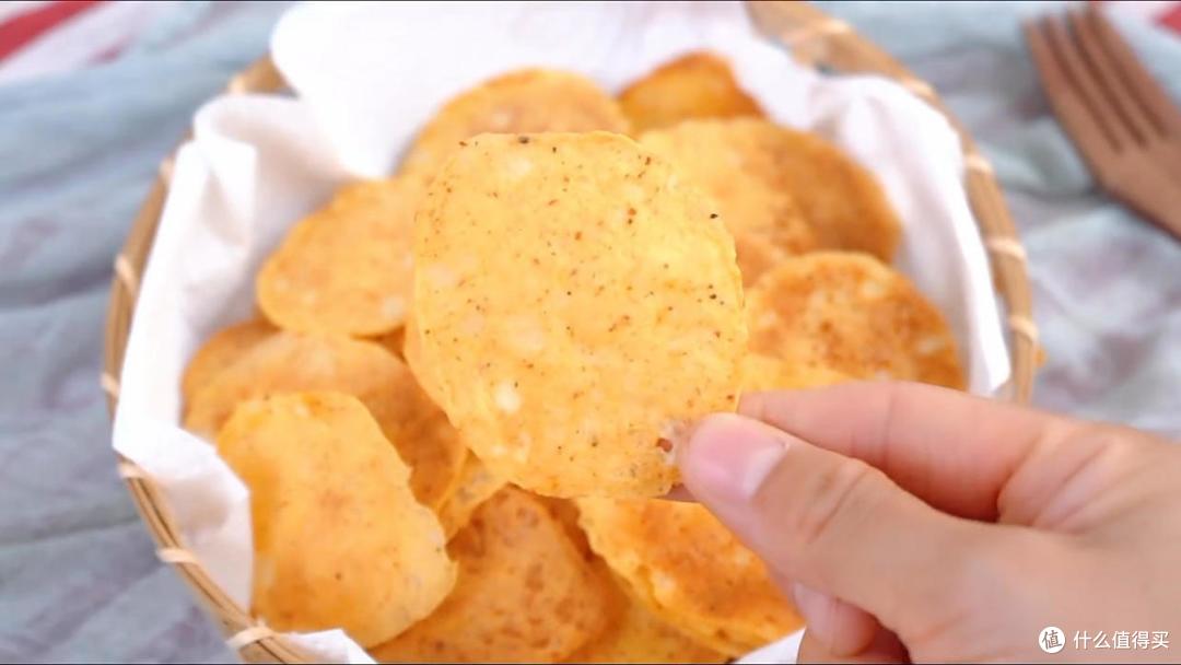 cigggodfrey's tweet photo. Just shared a pack of crispy salted egg yolk chips with my desk mate—snack time just got 10x cozier https://t.co/lXykAy3qHq