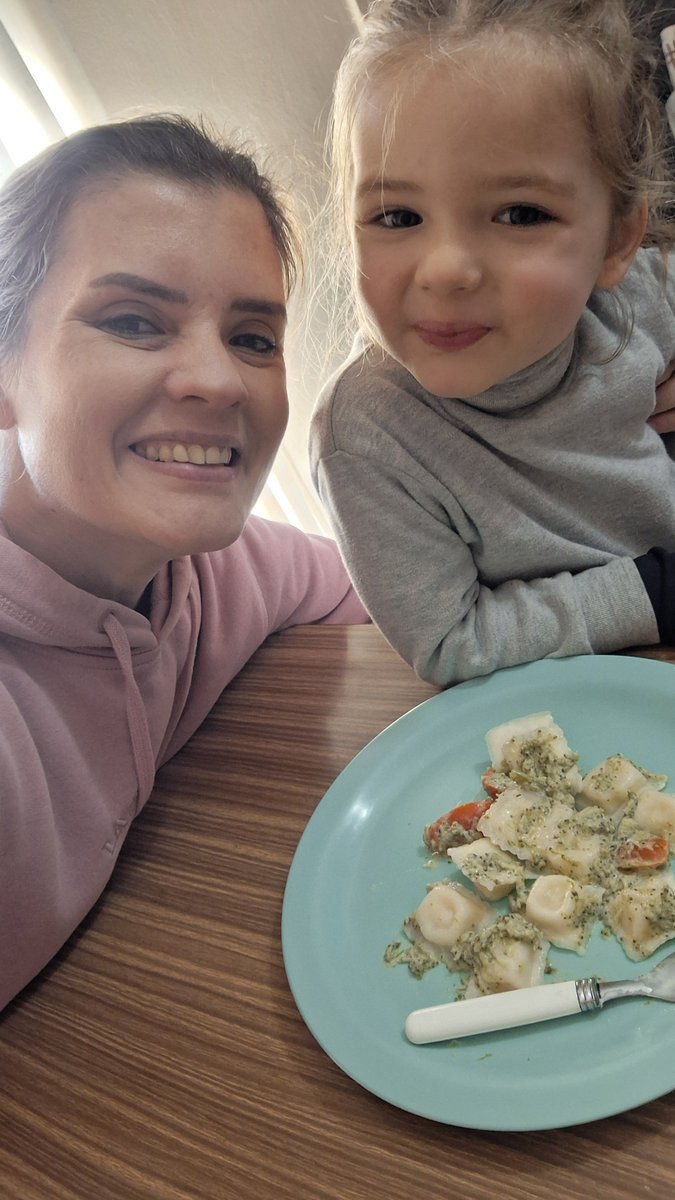 Solcisubb's tweet photo. Aca desde Lanus 👋🤗 llegamos del jardin y estamos firmes ya con el almuerzo viendolos y bailando. 
Me siguen en Ig porfaaaaa. Emprendiendo estoy🍳 #unmediodiamejor @cmdeluzu @Unmediodiamejor #luzu https://t.co/EbeUHErkXd