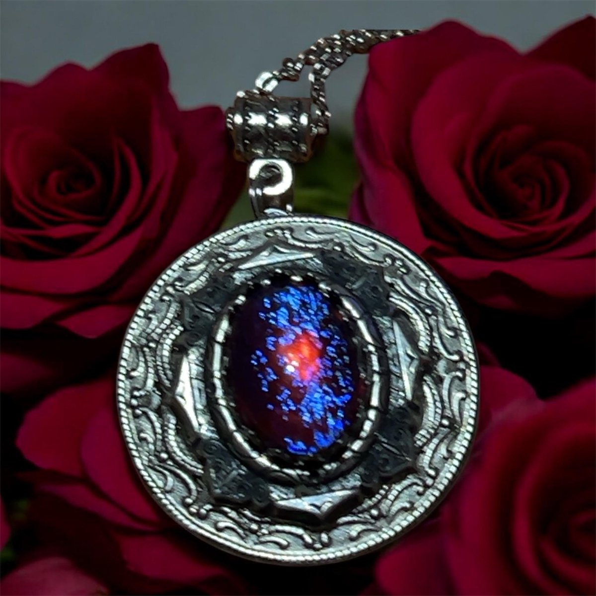 Witschy's tweet photo. Photo locket, Mexican opal also called dragons breath glass cabochon center.  https://t.co/hrB3pgMUu5 #dragonsbreath #mexicanopal #locket #photolocket #etsy #etsyfinds #etsygift #etsyshop #giftforher #giftideas #handmadegift #handmadejewelry #ooak #shopping #uniquegift https://t.co/fB9Y4r85zs