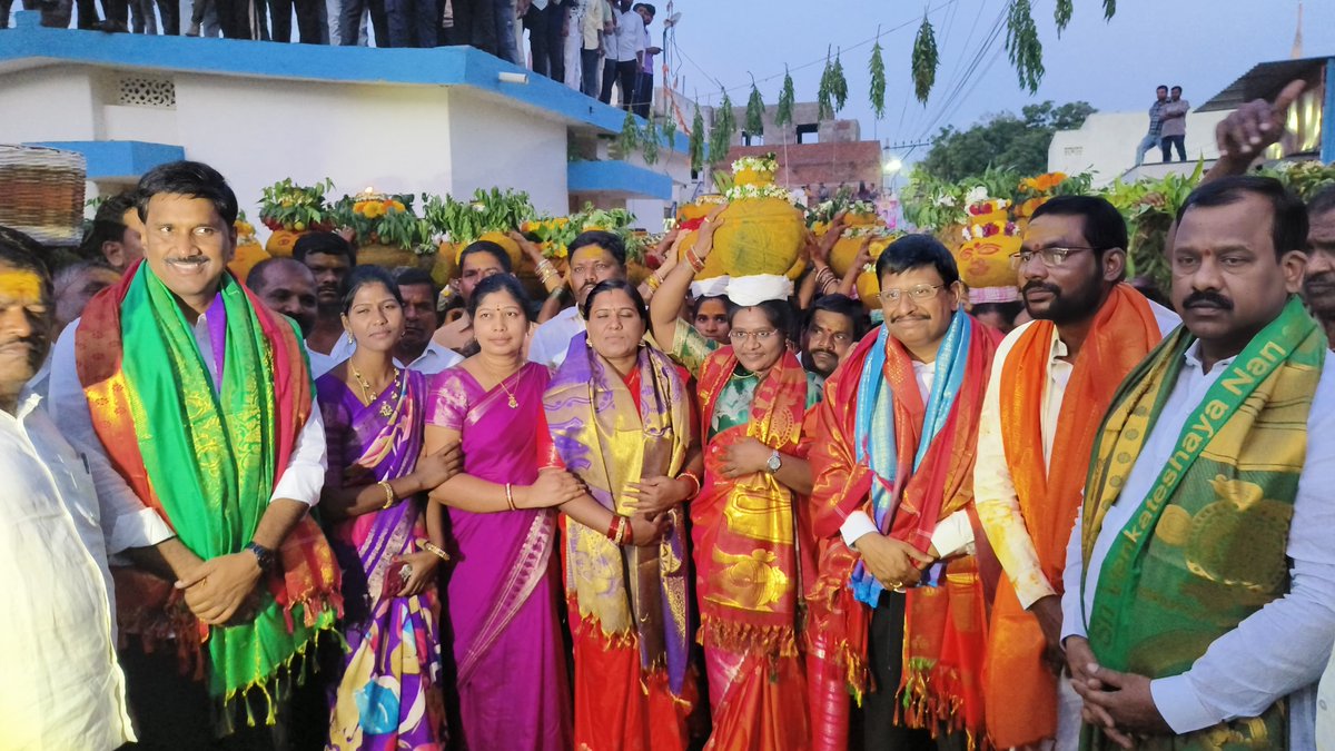 palamuru's tweet photo. మహబూబ్ నగర్ నగరం 
ఎదిర(5th Division)

 *భక్తి శ్రద్ధల మధ్య బంగారు మైసమ్మ బోనాలు* 
➡️ ముఖ్య అతిథిగా పాల్గొన్న ప్రభుత్వ విప్, ఎమ్మెల్యే *శ్రీ యెన్నం శ్రీనివాస్ రెడ్డి గారు* 
 #YennamSrinivasReddy #Mahbubnagar #congress #congressparty https://t.co/aH8Rusv7yN