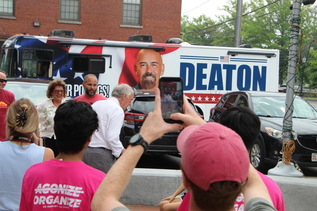 JohnEDeaton1's tweet photo. .@EdMarkey and I should travel across MA debating issues that allow voters to compare and decide which one of us has the best solutions to the problems facing working families. I even offered to drive - giving Ed the bed on the bus in order to rest.
#mapoli #MASen #Deaton https://t.co/vbCHZZf1Rm