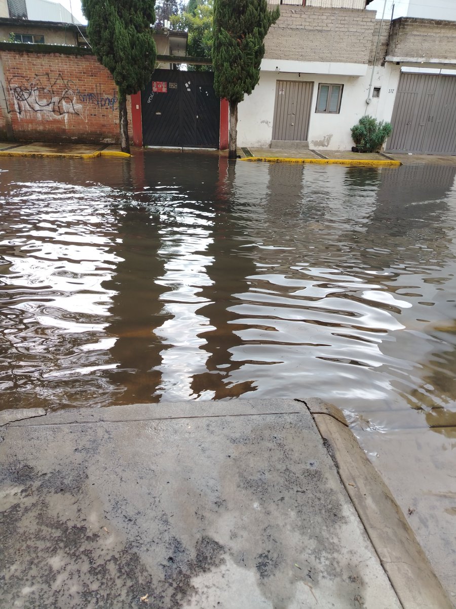 CEPCY13's tweet photo. Urge apoyo en Sotuta y Tizimin Pedregal de San Nicolás 2da secc. Tlalpan
Es el 3 día seguimos inundados. Y la fuga de agua potable a unos metros menos permite que baje el nivel
@relampagotlalp1 @Gabyosoriohdz @TlalpanAl @AztecaNoticias @ImagenNoticias_ @UnoNoticias https://t.co/ZNNl85oREn