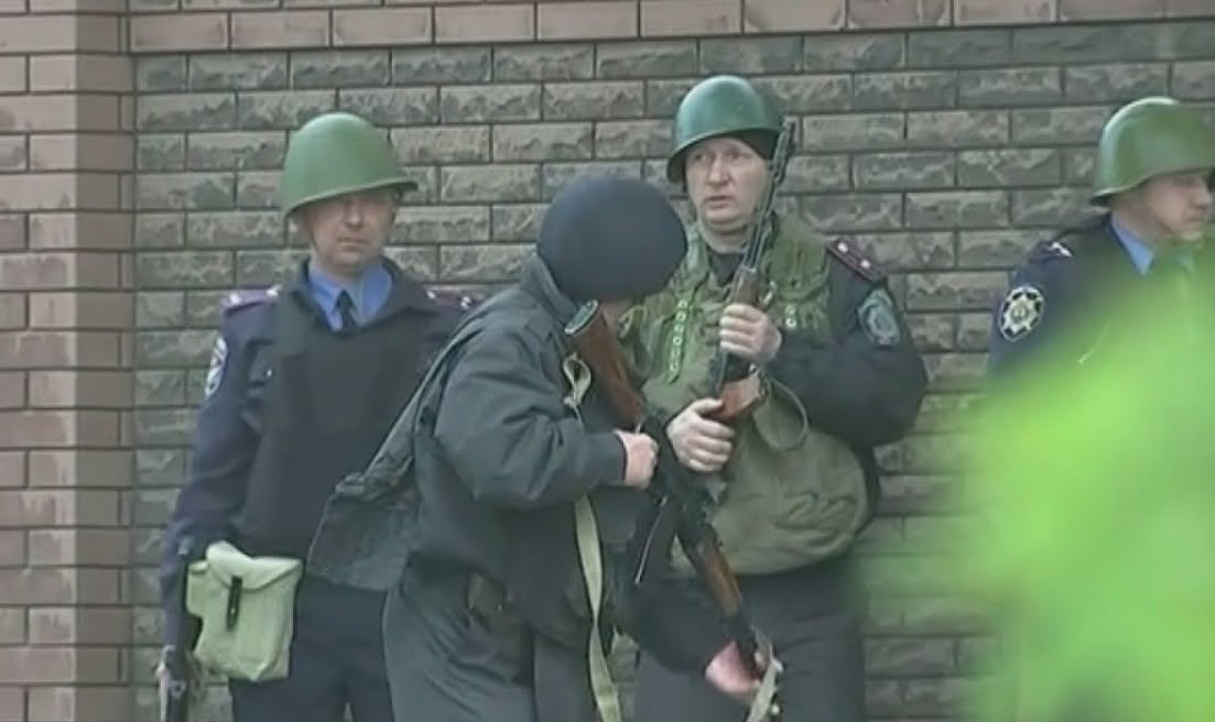 trip_to_valkiri's tweet photo. Ukrainian Militsiya (Police) units during early 2014 (March-April) clashes in Eastern Ukraine. https://t.co/jQj7VIuCJa