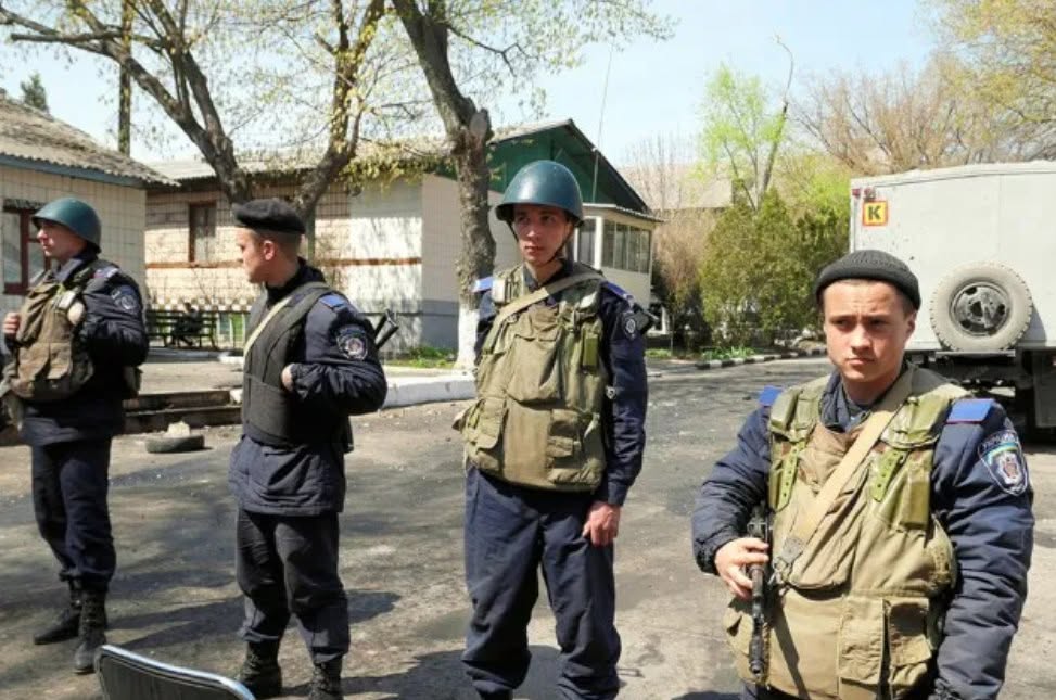trip_to_valkiri's tweet photo. Ukrainian Militsiya (Police) units during early 2014 (March-April) clashes in Eastern Ukraine. https://t.co/jQj7VIuCJa