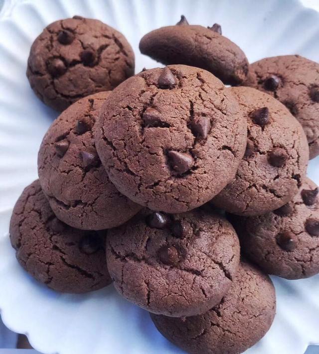 MccullyTrent's tweet photo. Just spent a cozy afternoon baking chocolate chip cookies u0026 they’re still warm enough to melt the buttercream frosting on top  Nothing beats the smell of fresh baked goods filling the whole space! https://t.co/0L6B4BRlQz