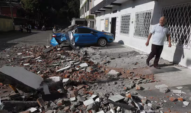 gm_noticias's tweet photo. 🇨🇴⚫️ | Fuerte terremoto sacude #Colombia reportan una veintena de muertos
Las autoridades han informado de un saldo preliminar de 20 muertos y edificaciones colapsadas en el oeste del país.

El sismo ocurrió a las 07:34 hora local y tuvo una magnitud 7,4.

📸: Redes https://t.co/D6Z997X93o