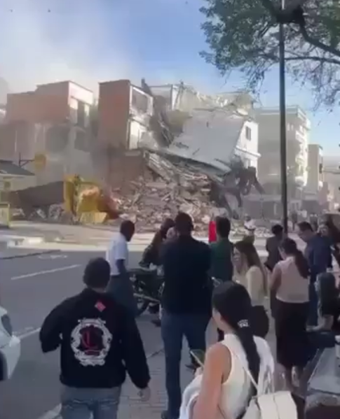gm_noticias's tweet photo. 🇨🇴⚫️ | Fuerte terremoto sacude #Colombia reportan una veintena de muertos
Las autoridades han informado de un saldo preliminar de 20 muertos y edificaciones colapsadas en el oeste del país.

El sismo ocurrió a las 07:34 hora local y tuvo una magnitud 7,4.

📸: Redes https://t.co/D6Z997X93o