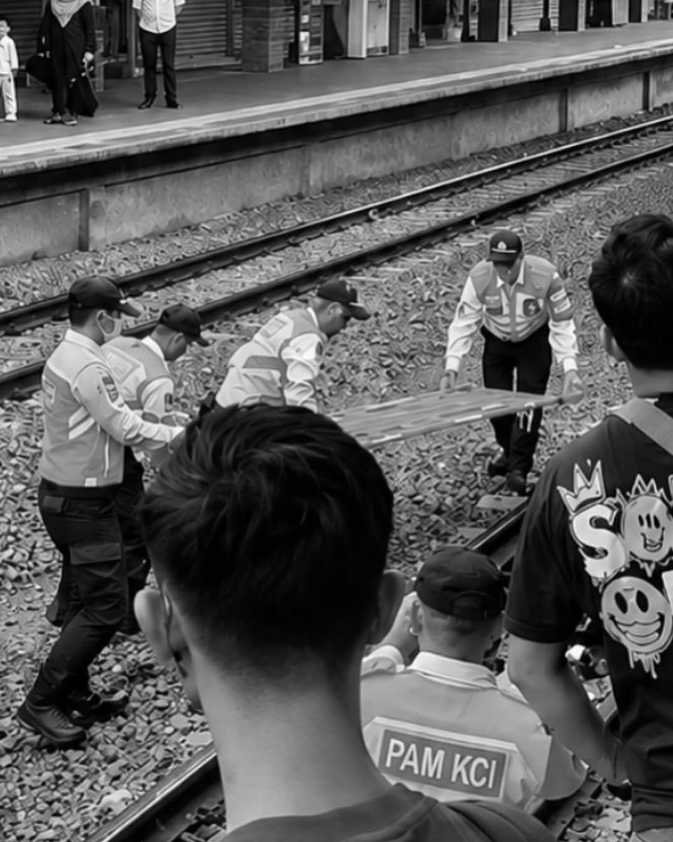xwinters_'s tweet photo. 🚨INFO GES KEJADIAN HARI INI, ANAK SISWI KELAS 10 TERTABRAK KRL🚨

Anak siswi kelas 10 tertabrak KRL pukul 16:45 WIB tadi sore, di Stasiun Jurangmangu, Tangerang Selatan, info nya sih belum tau apa penyebab nya, Polisi masih menyelidiki, memeriksa para saksi dan Identifikasi korban.

Para pejuang KRL Hati Hati yaa ges, kalian bisa jadi tulang punggung keluarga, anak istri, ayah, dan ibu menunggu di rumah, jadi stay safe 🥰