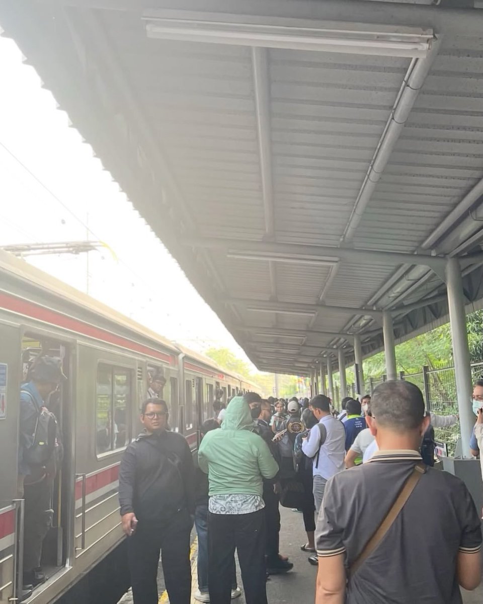 xwinters_'s tweet photo. 🚨INFO GES KEJADIAN HARI INI, ANAK SISWI KELAS 10 TERTABRAK KRL🚨

Anak siswi kelas 10 tertabrak KRL pukul 16:45 WIB tadi sore, di Stasiun Jurangmangu, Tangerang Selatan, info nya sih belum tau apa penyebab nya, Polisi masih menyelidiki, memeriksa para saksi dan Identifikasi korban.

Para pejuang KRL Hati Hati yaa ges, kalian bisa jadi tulang punggung keluarga, anak istri, ayah, dan ibu menunggu di rumah, jadi stay safe 🥰