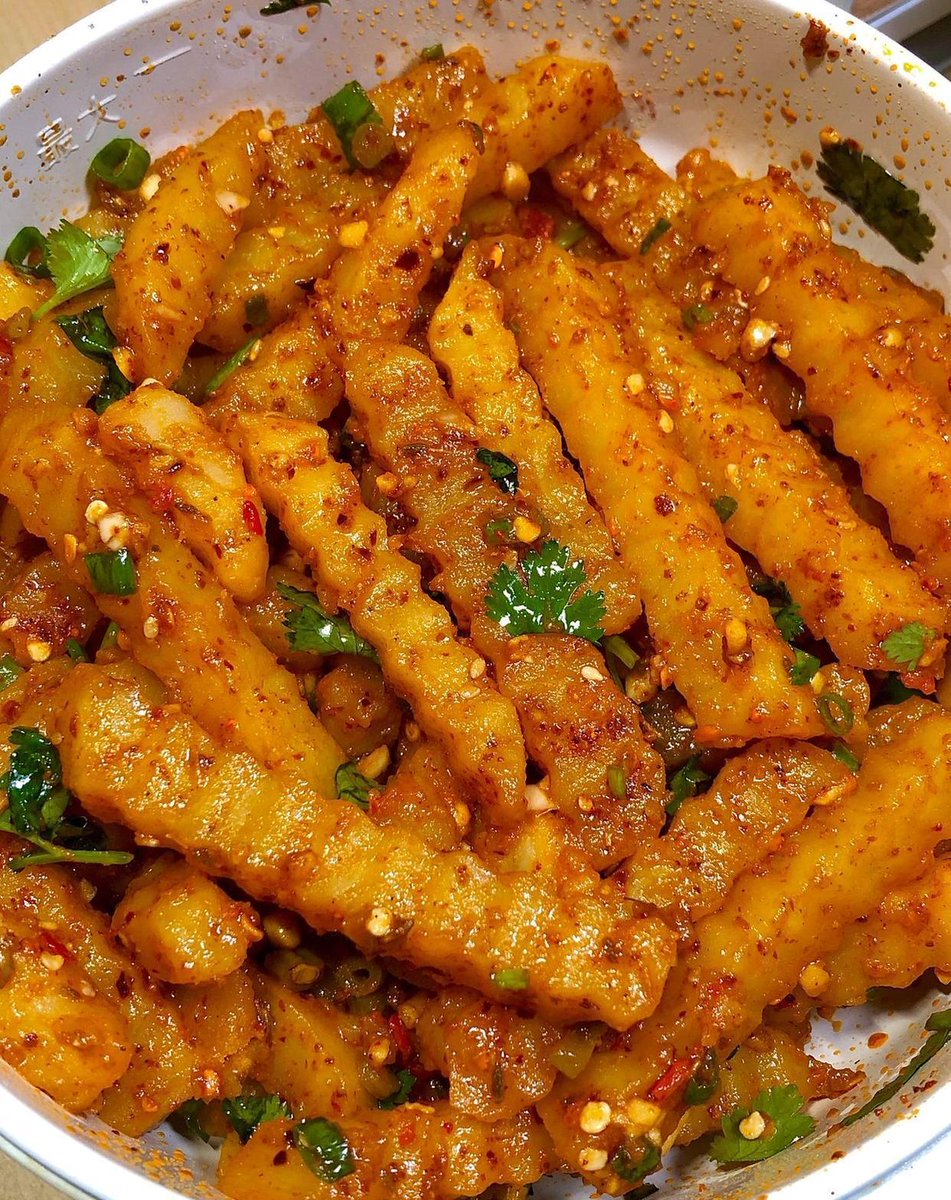 1800CLONES's tweet photo. Craving a warm, crispy fried potato skewer with spicy chili flakes from the street stall! Pure comfort on a busy day https://t.co/wnCYjOwt9k