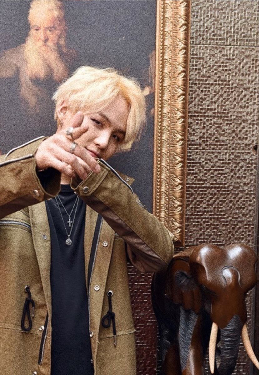 SUGA_Russia's tweet photo. Интервью Юнги «My name is Agust D» к выходу микстейпа Agust D для Naver Starcast от августа 2016.

В потрёпанном контейнере, разрушенном внутри. Человек, который идёт шатающейся походкой... Меня зовут «Agust D».

Шуга из BTS совершил камбэк как рэпер Agust D. 16 августа в 12:00 он выпустил свой первый микстейп под одноименным названием на SoundCloud.

Подождите, а что же такое микстейп? Это музыка, созданная для некоммерческих целей и распространяемая бесплатно. Такая музыка обычно не подлагается тщательной проверке, поэтому артисты могут рассказать свою личную историю. 

Вот и Agust D рассказал о своей автобиографии. Он включил свои переживания в лирику 10 песен. Он также спродюсировал их сам.

«Микстейп — это то, что я действительно хотел сделать. Я хотел как следует показать свой собственный цвет, который я не мог раскрыть в деятельности BTS», – говорит Agust D.

Юнги: Я написал эту песню (Agust D) в 2011 году. Тогда же я написал и бит. Текст песни — это настоящий я, которого другие никогда не узнают. Это будет незнакомо, и это будет что-то новое.

Сама музыка вышла достаточно хороша для того, чтобы он гордился. И быстрый рэп под модный бит тоже впечатляет. Эта харизма подтверждает то, что можно называть его «Король Мин».
Кроме того, он обладает необычайной страстью. Количество песен, которые Agust D написал за последние два года, превышают отметку в 60. Включая фиты и микстейп, их около 80.

Юнги: Я думаю, что человек, который что-то делает, не должен быть ленивым. Поэтому я остаюсь в студии, если у меня нет рабочего расписания. Я постоянно пишу песни и накапливаю их. Это мой самый большой актив. Так что мои навыки должны улучшаться. Поэтому я всегда прикладываю много усилий и стремлений.

Так Шуга долгое время стабильно создавал свою собственную сокровищницу и смог выпустить микстейп из 10 избранных песен.
Например, в «724148» он говорит о трудностях, с которыми столкнулся, когда был трейни:
«Тренировался ночью и подрабатывал на рассвете.
Потом я уставшим шёл в школу и спал весь день.
Мне исполнилось 20, а я этого не заметил».
В песне «The Last» он говорит о том, как он смог обрести гордость, преодолев психологическое давление.
Последняя песня «so far away» — это
тёплое утешение для блуждающей молодёжи.

Q.: Что означает «Agust D»?
Юнги: Если прочитать Agust D наоборот, то получится Dt suga. Dt — это D Town, название хип-хоп-группы, в которой я когда-то состоял в Тэгу.
Q.: Agust D сильно отличается от Шуги из BTS?
Юнги: Ну, наверное да? Сложно сделать такой бит и текст для музыки BTS. Я могу выражать свои мысли столько, сколько захочу в режиме Agust D.
Q.: Понятно. Похоже, что ты потратил на альбом много времени.
Юнги: Есть песня, которую я написал давным-давно. А также песня, которую я написал месяц назад. Моя повседневная жизнь повторяется, я записываю свои эмоции и мысли, которые постоянно приходят мне на ум, и работаю с ними.
Q.: Лирика впечатляет. Я вижу что-то вроде агонии между айдолом и рэпером.
Юнги: Ну, это не что-то великое. Я айдол. Я не отрицаю этого. Но в то же время я ещё и музыкант, который любит хип-хоп. Я просто включил в лирику то, что я думаю.
Q.: Есть ли у Шуги какой-то цвет, который ты хотел бы показать?
Юнги: Если объяснять цветом, то это белый. Я хочу быть человеком, который делает всё хорошо, какой бы оттенок я к нему не применил. Как айдол и как рэпер тоже.
Q.: Хочешь ли ты что-нибудь сказать своим поклонникам напоследок?
Юнги: Будет много песен, отличающихся от моих песен, которые я выпустил, как мембер BTS. Будут и агрессивные песни, и забавные песни. Пожалуйста, не стесняйтесь и наслаждайтесь прослушиванием. Спасибо.

#SUGA #슈가 #방탄소년단슈가 #AgustD
WELCOME TO AGUST D'S MONTH
AGUST D, KING OF AUGUST
#어거스트디의_8월을_축하해
#어거스트디와_함께한_10년의_여정