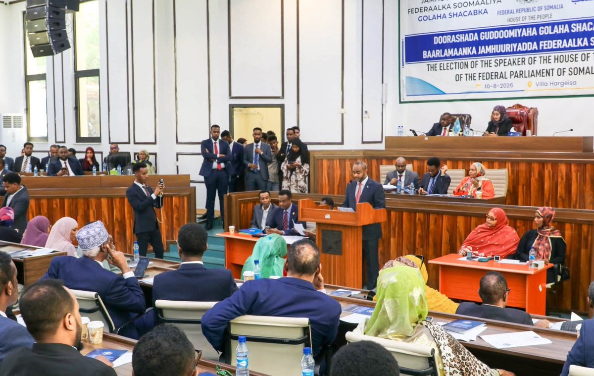 anadoluajansi's tweet photo. Türkiye mezunu Abdülkadir Muhammed Nur, Somali Parlamentosu Halk Meclisi Başkanı seçildi

▪️ Başkent Mogadişu’da yapılan seçimde 171 milletvekili oy kullandı, Nur 142 oy alarak milletvekili Abdülkadir Omar Maalin’i geride bıraktı

▪️ Somali siyasetinde Cumhurbaşkanlığı makamından sonra en yüksek makam olarak kabul edilen Meclis Başkanlığı görevine seçildi

📌 Ankara’da diplomat olarak görev yaptı, Yurtdışı Türkler ve Akraba Topluluklar Başkanlığı (YTB) bursuyla Türkiye’de eğitim gördü

📌 Ülkesinde istihbarat teşkilatında çalıştı; Savunma, Adalet ile Limanlar ve Deniz Ulaştırma Bakanlığı görevlerini üstlendi

📌 Somali Parlamentosunun başına seçilen Nur, parlamento binasını “dünya standartlarına ulaştırmak” istediğini, başta parlamento binası olmak üzere gereken çalışmaların hızlı bir şekilde yapılacağını söyledi

https://t.co/vWVJihcXJ6