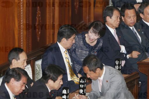 THERMIDOR101010's tweet photo. 没什么 只是很想发可爱的早苗与晋三 https://t.co/v1zMLokaGY