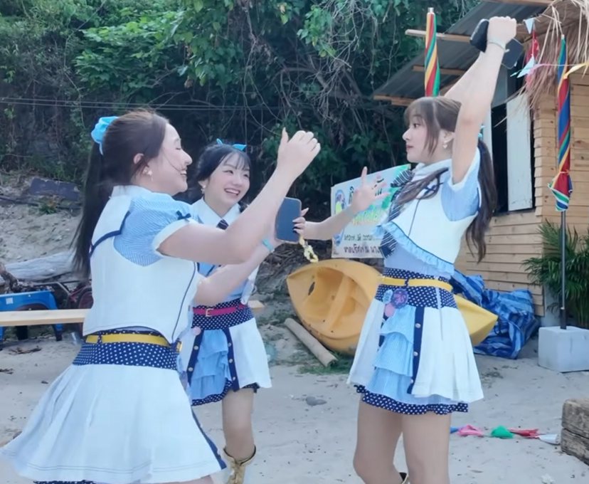 PnPBlu's tweet photo. pov จิวตอนโดนน้องๆแย่งซองจดหมาย 😂
#JewBNK48 #BNK48 https://t.co/B71CIYli81