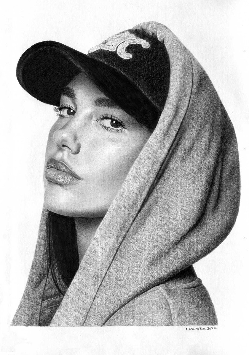 ferfedrawings68's tweet photo. No se trataba tanto de retratar a Dua Lipa, que también; la admiro como cantante, mujer y persona. Lo principal aquí era disfrutar dibujando texturas como la piel, la gorra y la sudadera. Todo en esta imagen era un desafío y yo siempre tengo los lápices bien afilados. https://t.co/dLjd084g7L